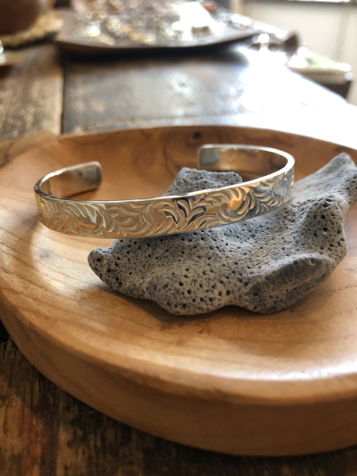 手彫り唐草模様バングル 8x2mm 925シルバー | Voyage Jewelry Japan