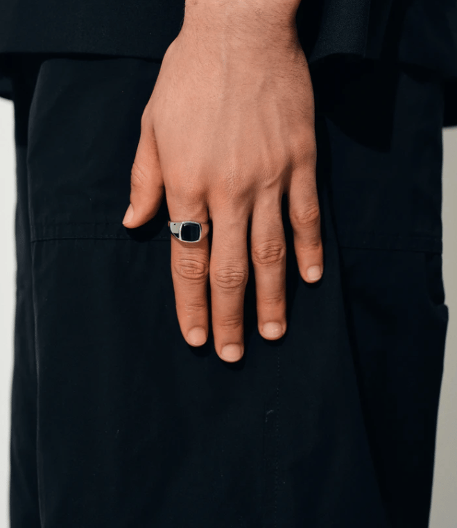 TOM WOOD Kay Ring Polished Onyx | UNKER