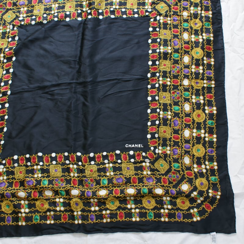 CHANEL シャネル グリポワガラスジュエリー柄 シルクスカーフ