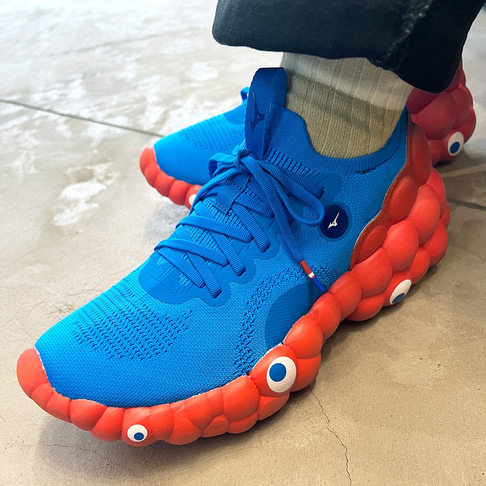 ミズノ、万博公式キャラ「ミャクミャク」デザインの高機能スニーカー