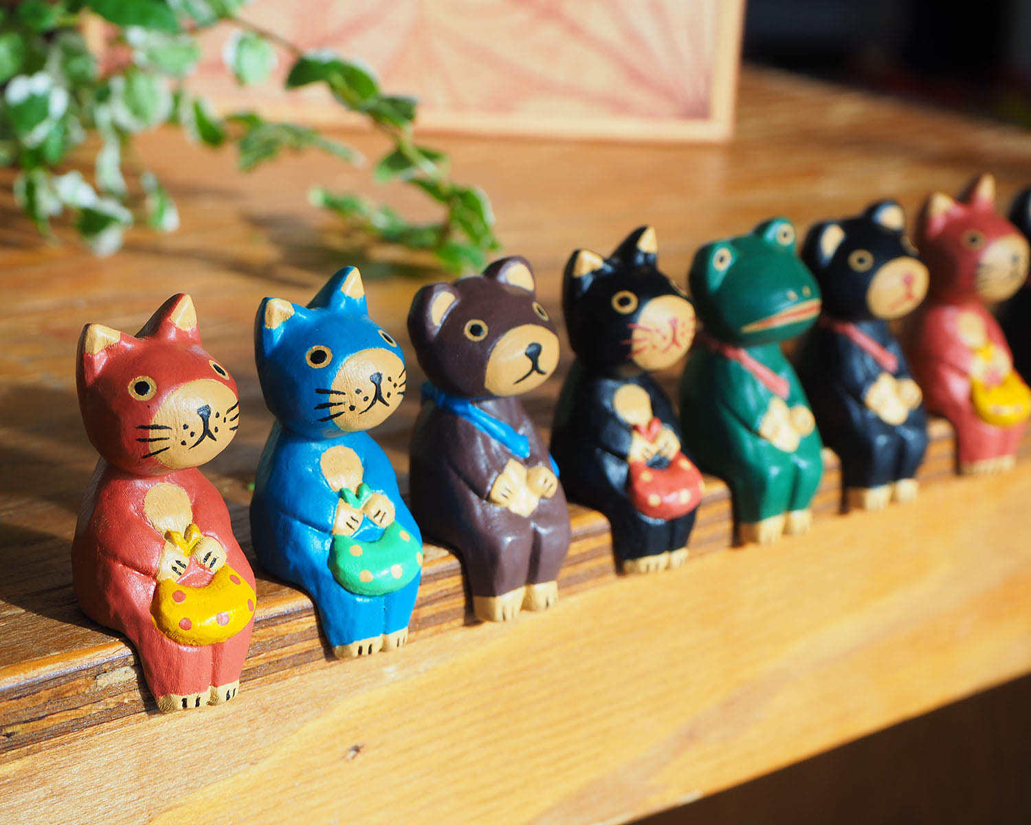 アジアン風味で棚の端っこをゆるオシャレに！「腰かけアニマルズ