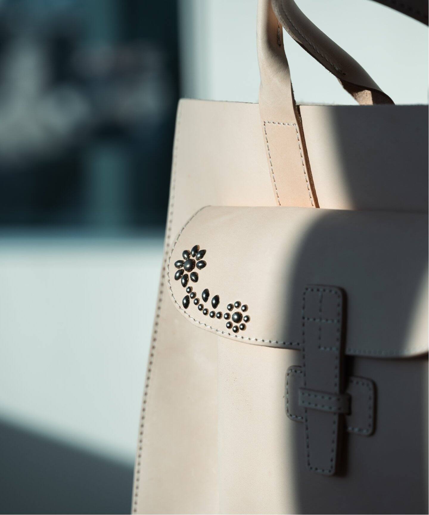 AGNES BADDOO & HTC 】別注 