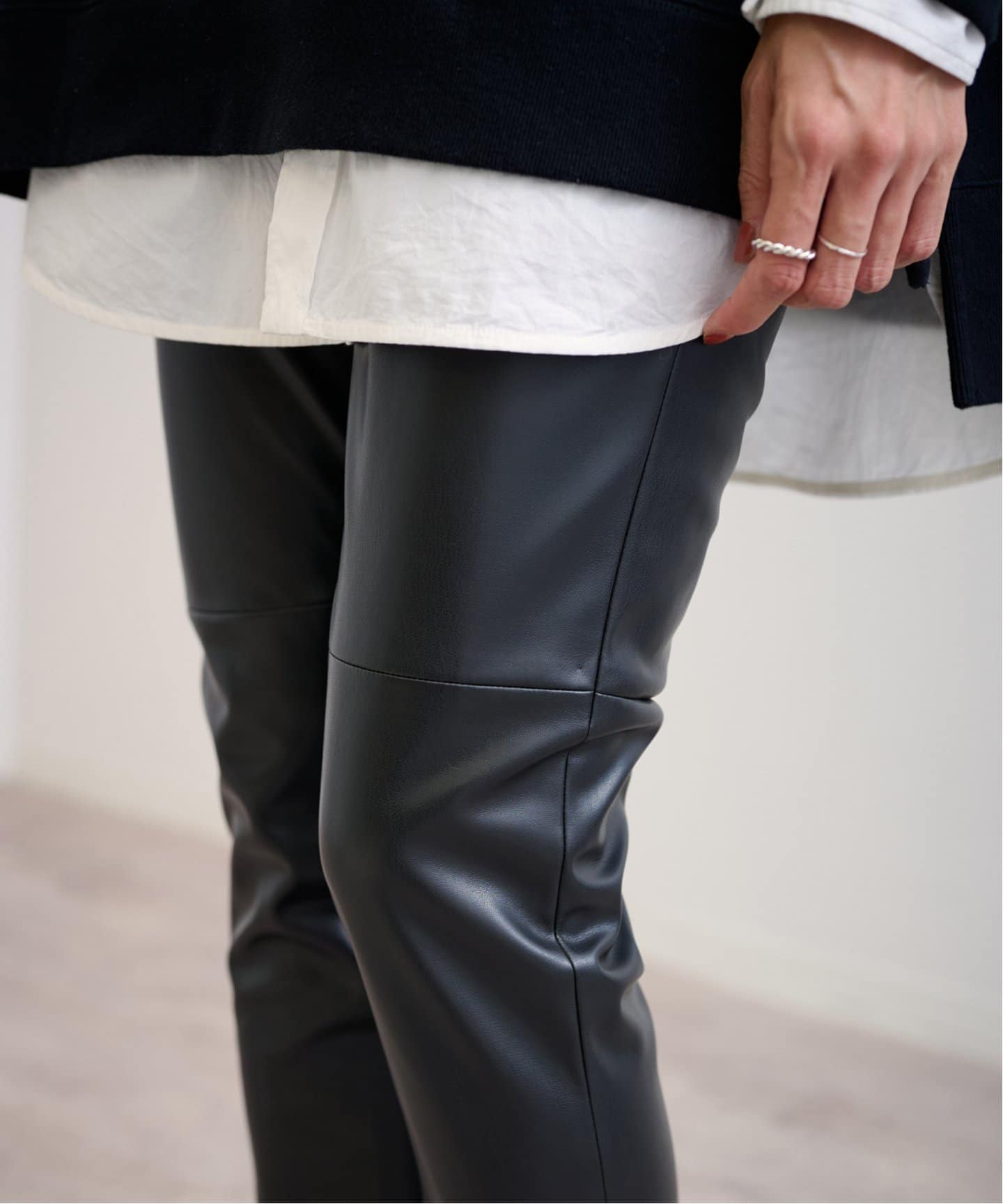 フェイクレザーレギンスパンツ（その他パンツ）｜FRAMeWORK（フレーム