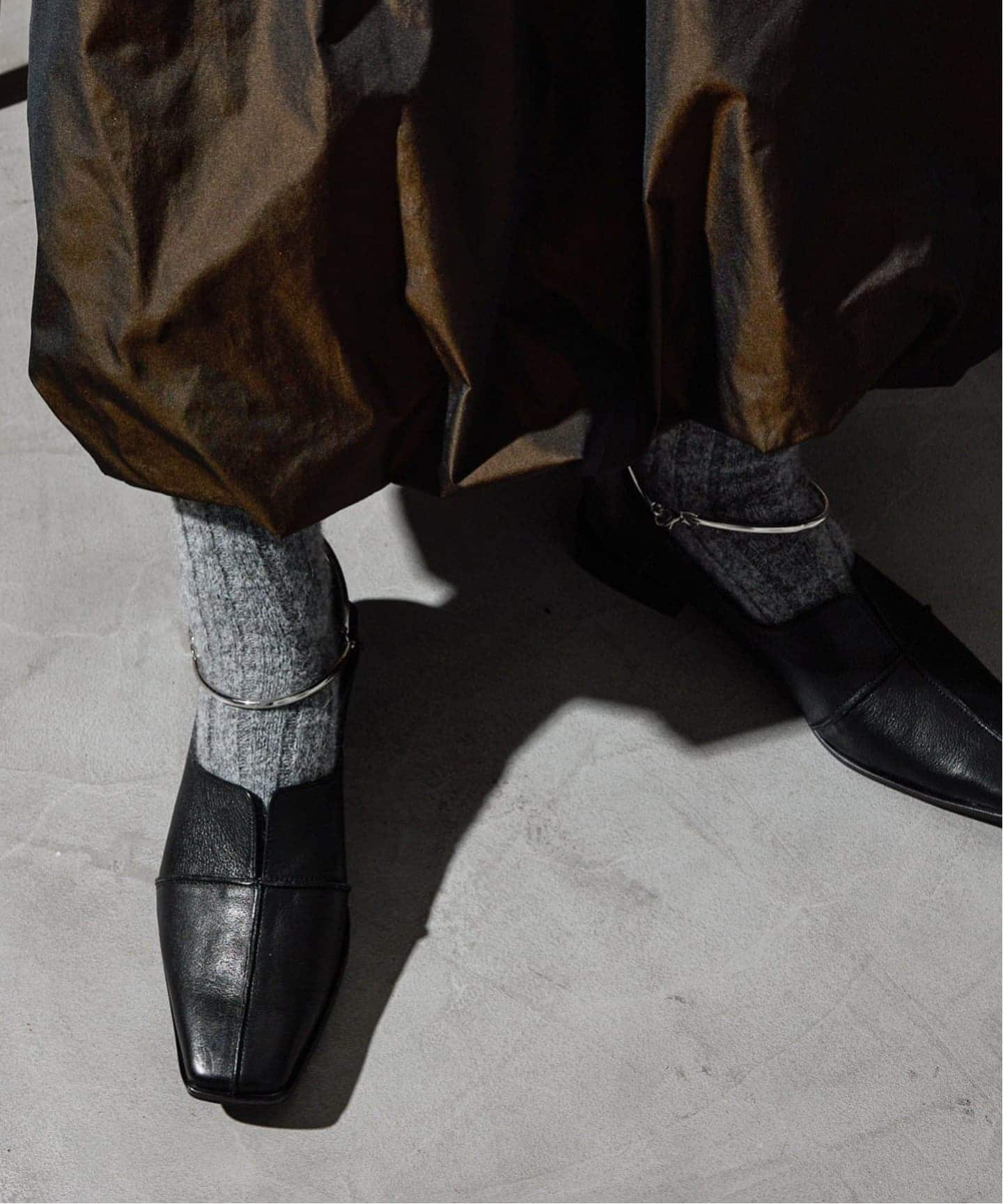 追加予約》GRISEレザースクエアクロスシームアンクルフラット