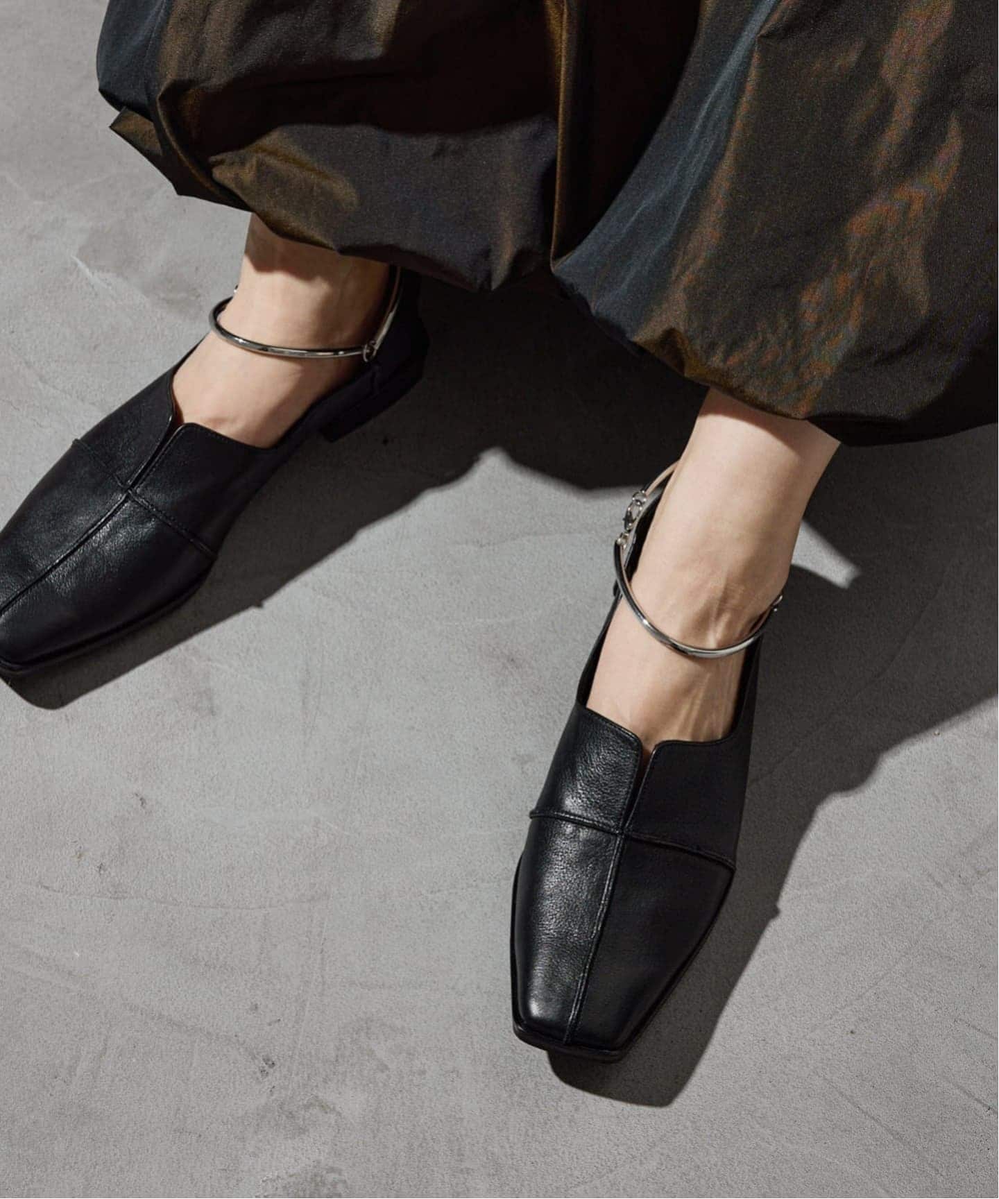 追加予約》GRISEレザースクエアクロスシームアンクルフラット