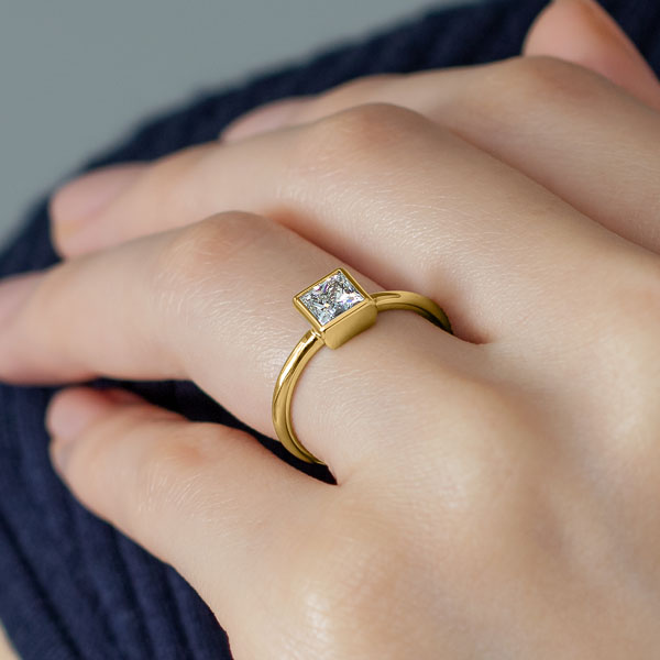 K18YG トランク プリンセスカット ベゼル リング 0.7ct｜婚約指輪