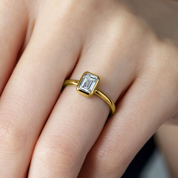 K18YG トランク エメラルドカット ベゼル リング 1.0ct｜婚約指輪