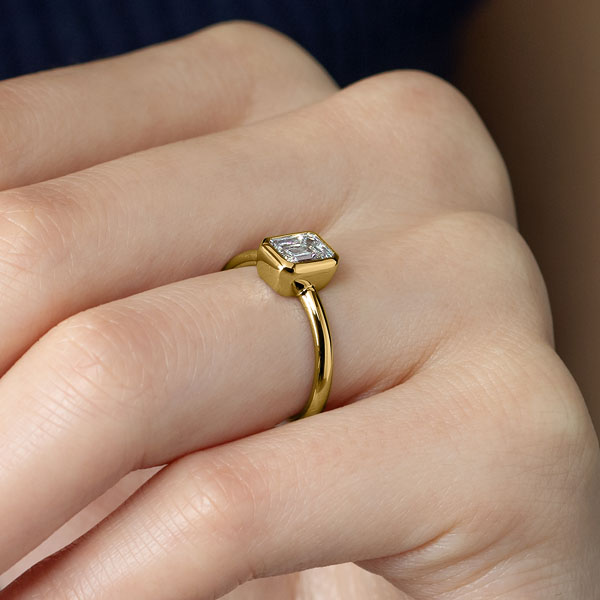 K18YG トランク エメラルドカット ベゼル リング 1.0ct｜婚約指輪