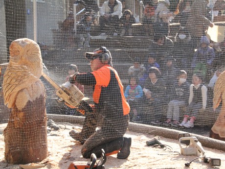 ふなばしアンデルセン公園でチェーンソーアート－世界レベルの技術を