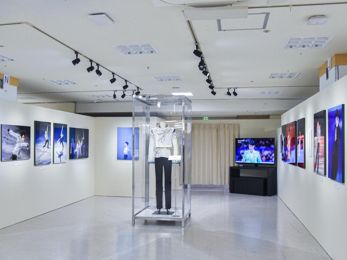 藤崎で「羽生結弦展」 報道写真100点ほか衣装、スケート靴、メダル展示