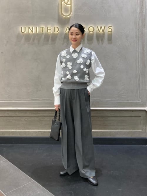 3D フラワーモチーフ ノースリーブ ニットベストを使った人気