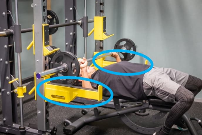 ベンチプレスでセーフティバーが邪魔でも使った方がいい理由！