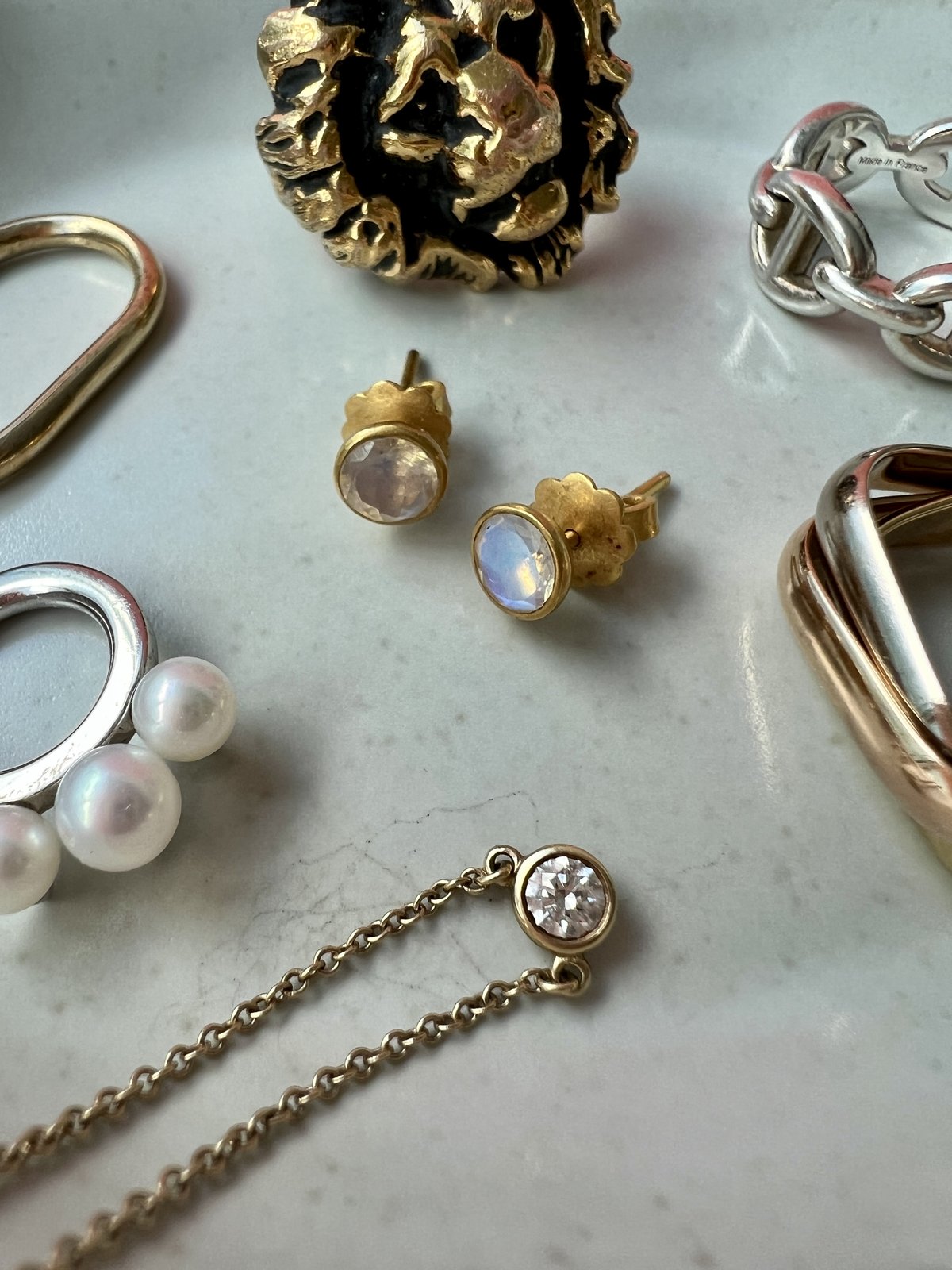 マリーエレーヌ ドゥ タイヤック】の一粒ピアスで顔まわりが華やかに