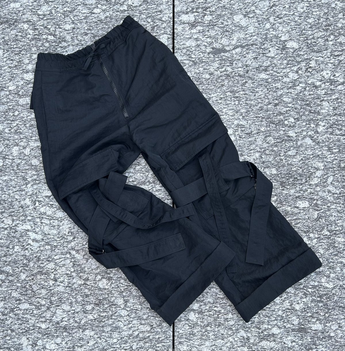 今年を象徴する1本は、【ドリス ヴァン ノッテン】のカーゴパンツ