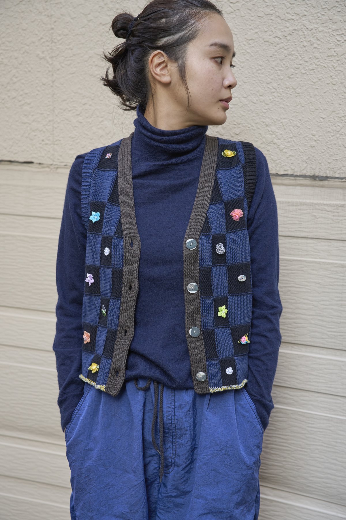 大人の着こなしに遊び心を。【ヤンヤン】のニットベスト&ニット