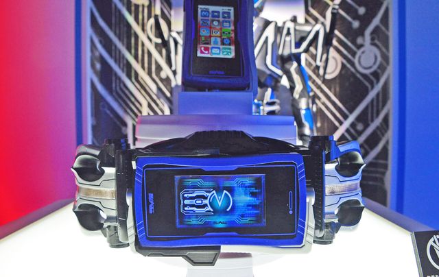 仮面ライダー555 20th』ミューズの変身ベルト「ミューズドライバー