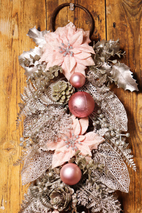 クリスマス ドアノブ スワッグ ピンク ポインセチア ヨーロッパでは