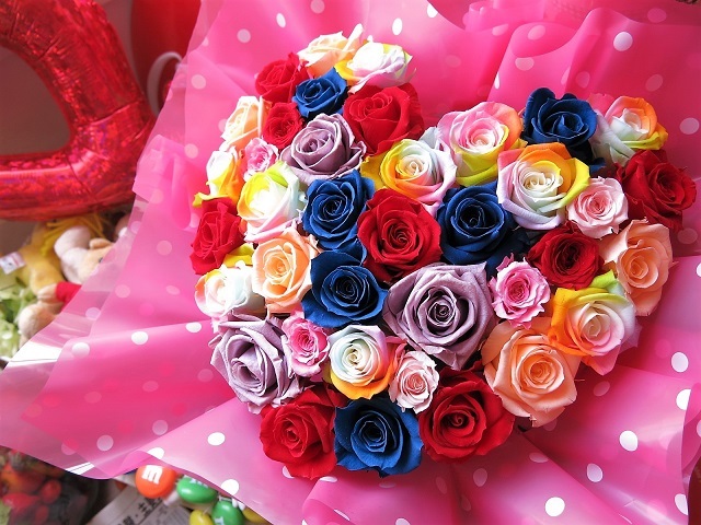 レインボーローズ プリザーブドフラワー入り カラフルローズ 花束風