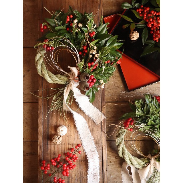 2022・新年を迎える門出に華やかな紅白しめ縄リース。お正月飾り。南天