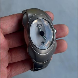 Oakley（腕時計(アナログ) ・ シルバー/銀色系）のフリマアイテム一覧