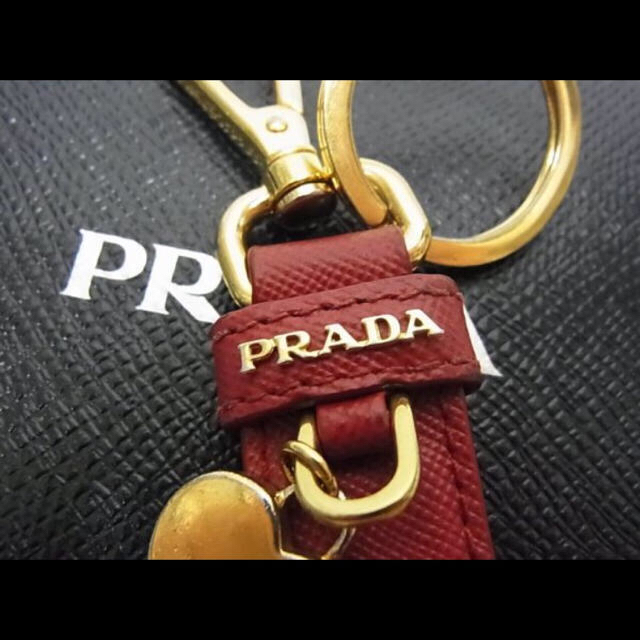 PRADAプラダ 赤 サフィアーノ ハートチャーム レザー キーホルダー