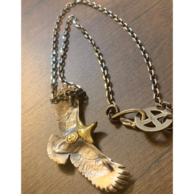 ゴローズ 三点吊り中金メタル付きグラス大イーグルフック細角チェーン