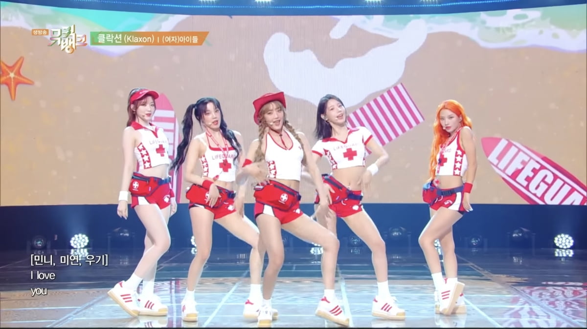 G）I-DLE、衣装赤十字無断使用公式リンゴ