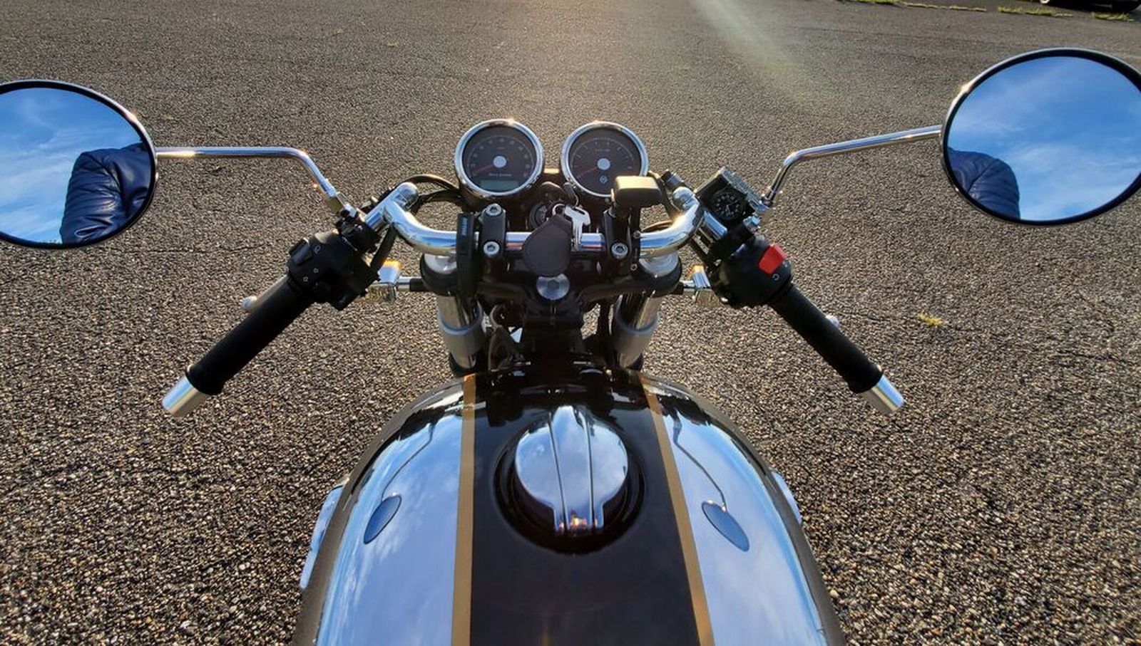 ROYAL ENFIELD INT 650「ロイヤルエンフィールドの右ミラーは逆ねじ