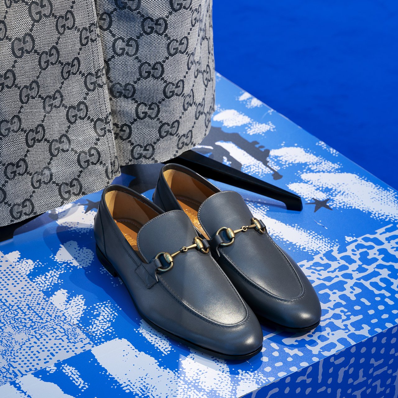 グッチ」のホースビット ローファーが誕生70周年。ミラノでアート
