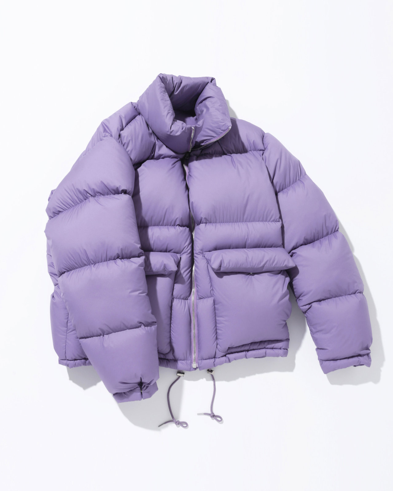 オーラリー新作ダウン】冬の着こなしの主役になるパープルカラー【大人