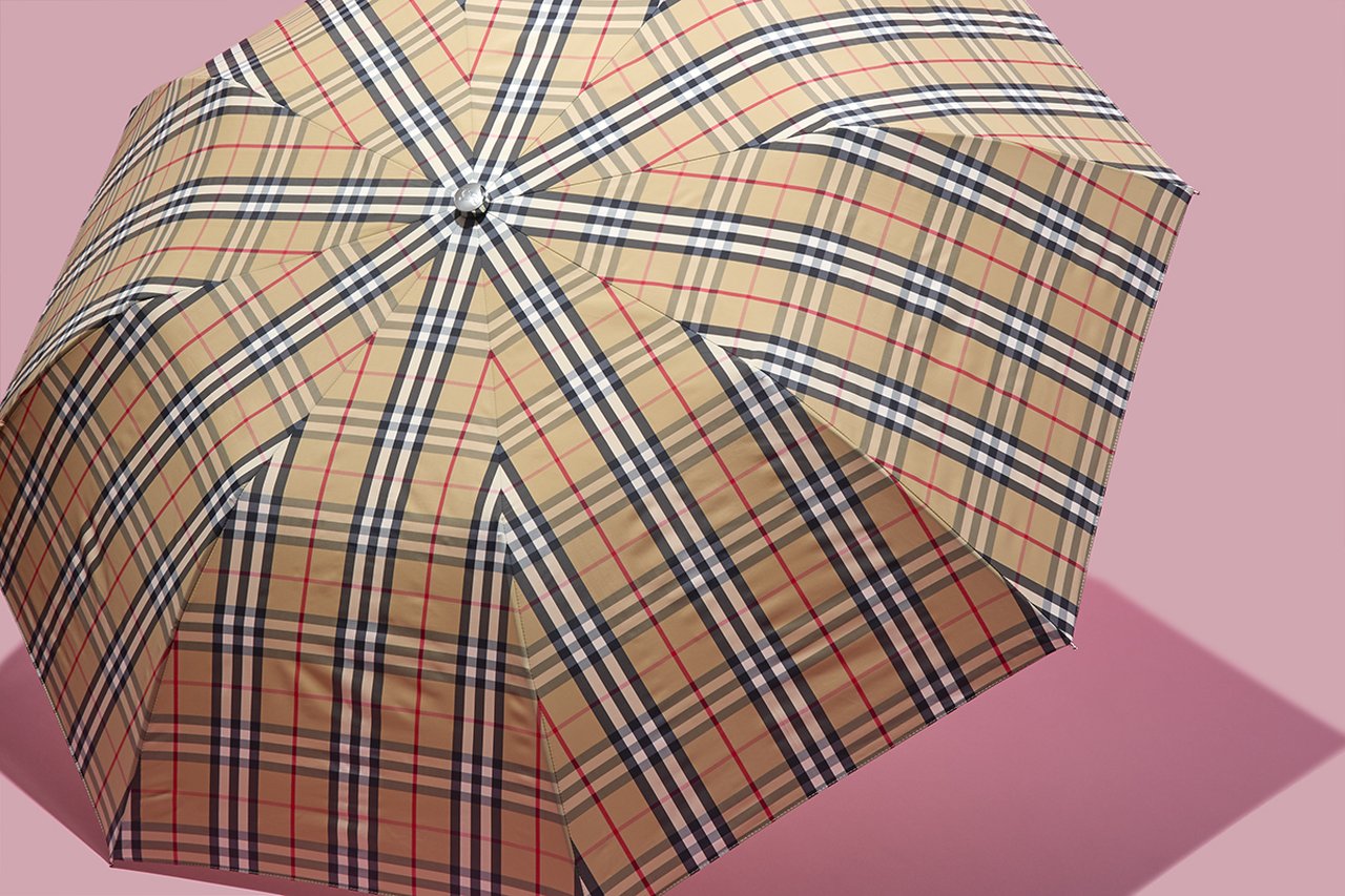 Burberry】「バーバリー」夏の新作小物5選。チェック柄黒バックパック