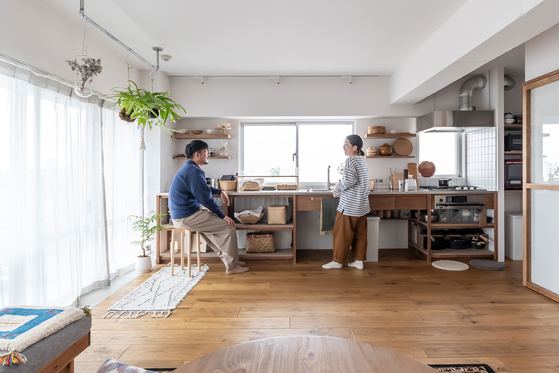 夫婦2人の55㎡リノベーションテーブルも椅子もいらないちゃぶ台を囲む