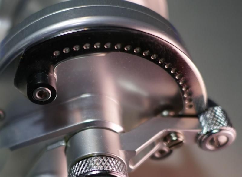 ベイトリール:ジギングと投げ釣り:LX6/3 MC RAPTOR 右ハンドル