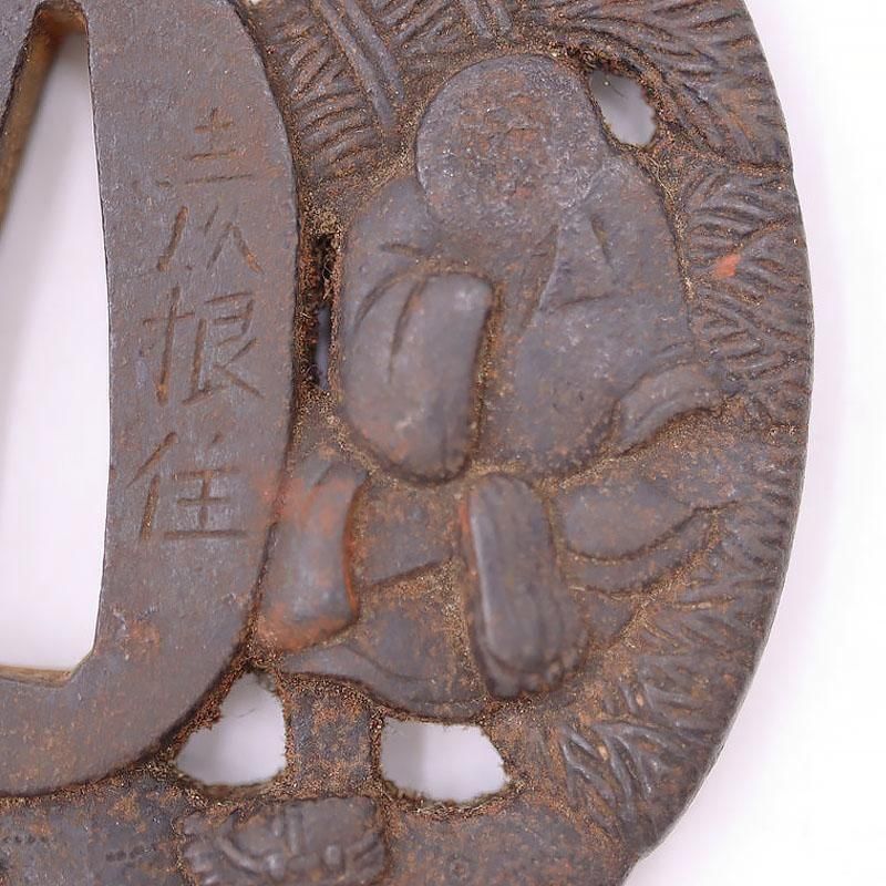 江戸時代の鉄地彫刻短刀用小振り鍔 - 骨董・刀装具