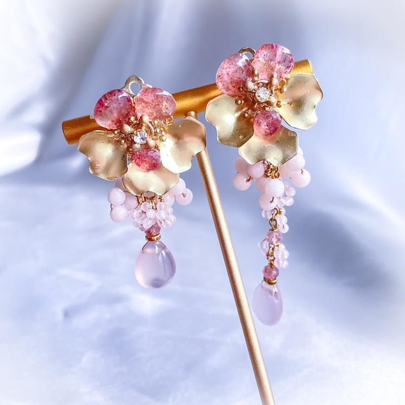 ピンク フラワー イヤリング 大ぶり 天然石 花びら ピアス・イヤリング