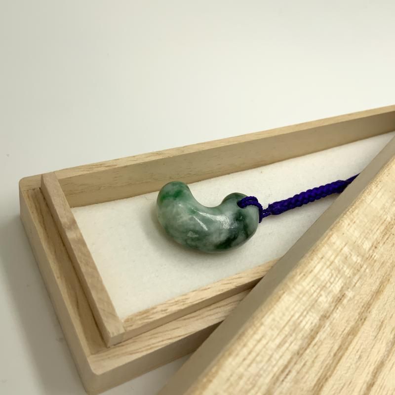 糸魚川翡翠 勾玉 巴型 】 国産 天然石 糸魚川産翡翠 ひすい ヒスイ