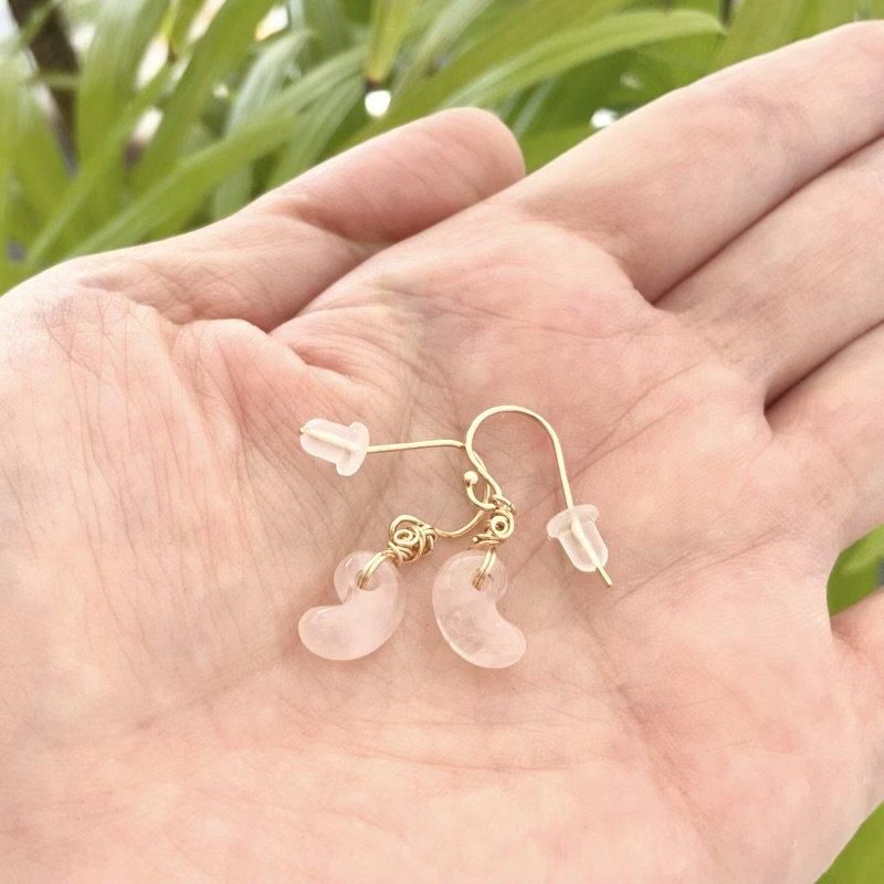 ミニ勾玉 ワイヤーラップピアス 14kgfポスト（ローズクォーツ) 】 紅