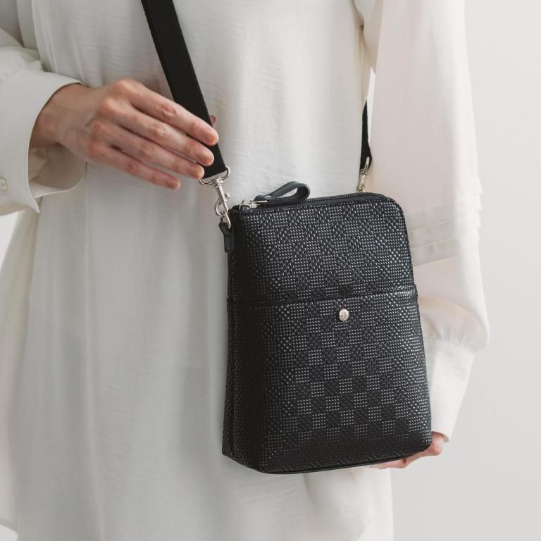 36ショルダー［黒地×黒漆×変わり市松小］：印傳屋公式オンライン