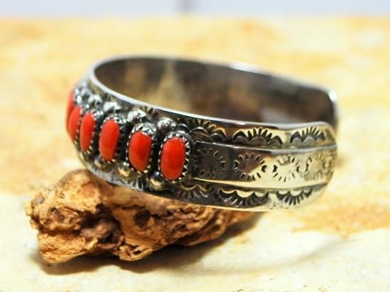 ナバホ族 レッドコーラルブレスレット - インディアンジュエリーや