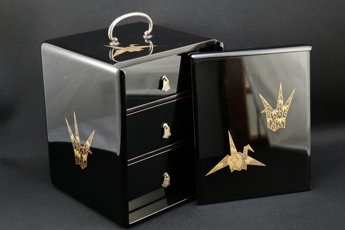 黒塗折鶴蒔絵菓子箪笥 / Small Black Lacquered 'Tansu' Chest for