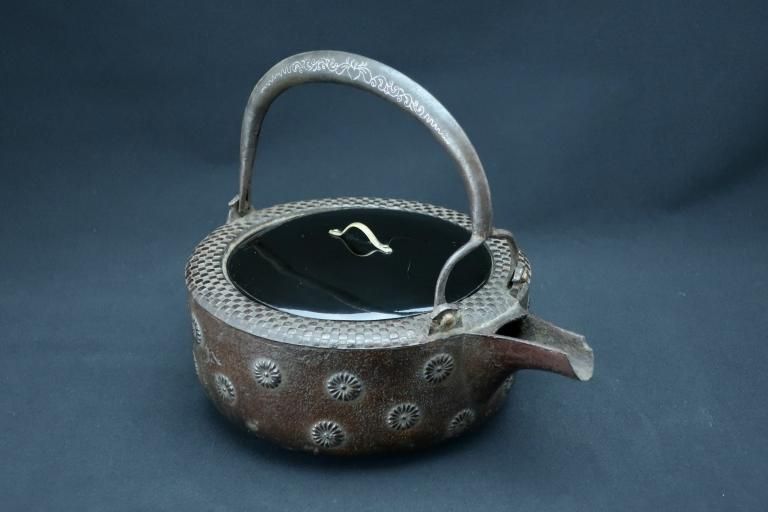 F2N02⑩ 菊地政光作 南部鉄器 銚子 竹柄 赤絵替蓋付き F2N02⑩ 菊地