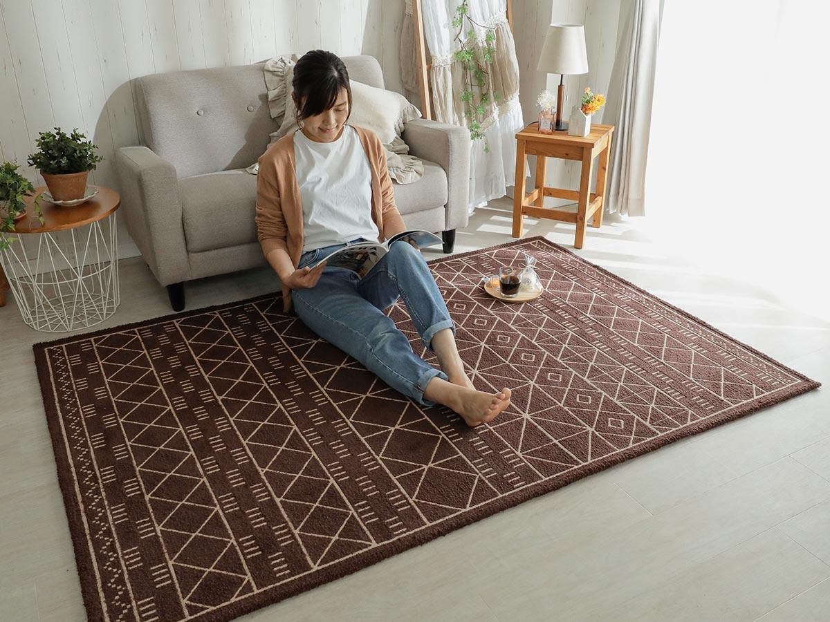 モダンな幾何学柄がお洒落！優しい踏み心地のラグ『ジオーム ブラウン
