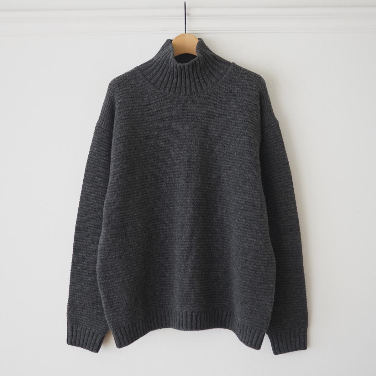 ATON / エイトン】 LAMBS WOOL HIGHNECK SWEATER - CHARCOAL GRAY