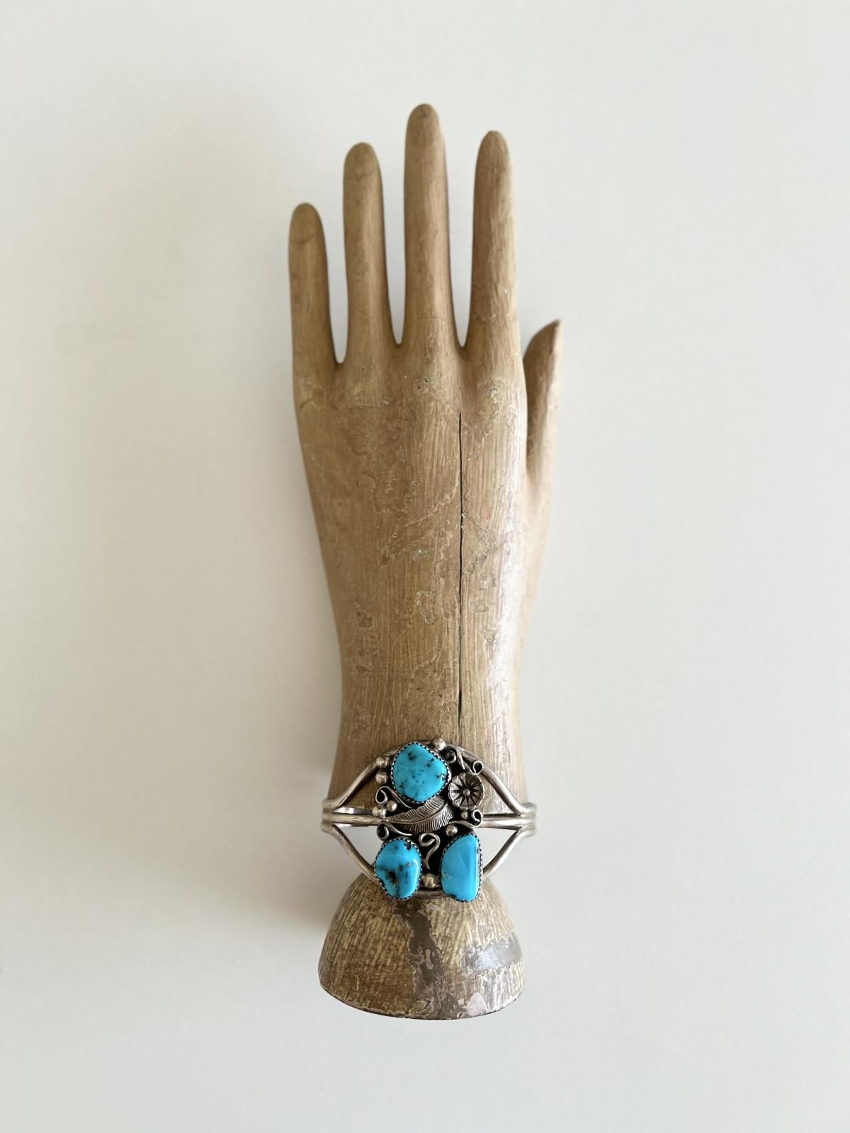 ナバホ族 キングマンターコイズフラワー＆リーフモチーフバングル