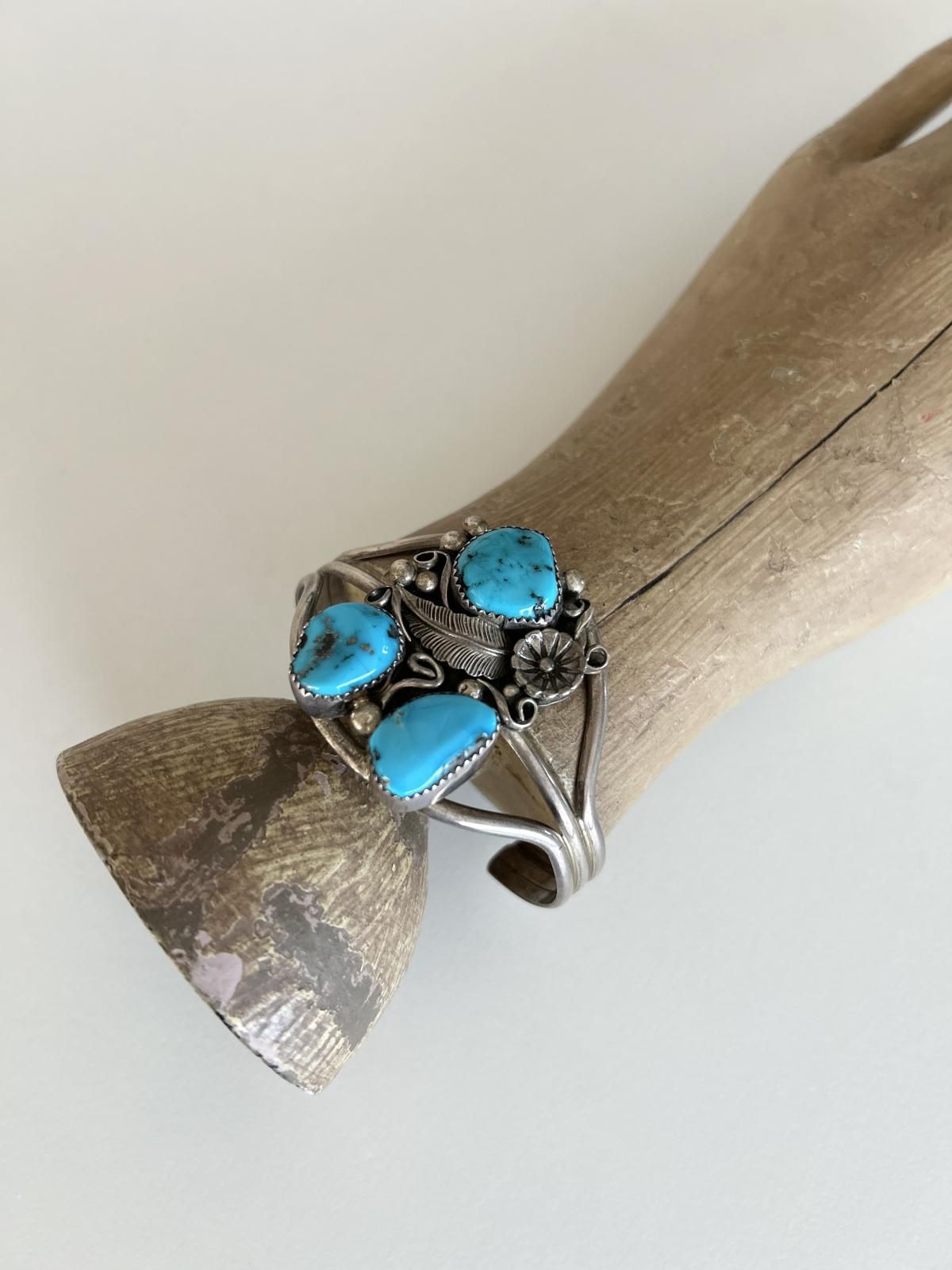 ナバホ族 キングマンターコイズフラワー＆リーフモチーフバングル