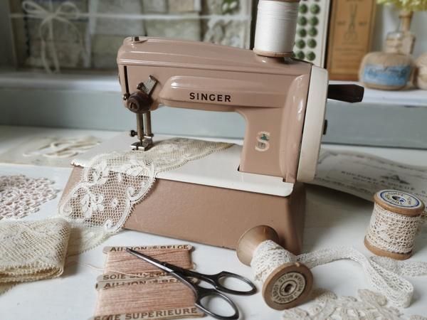 シンガー アンティーク トイミシン ピンクベージュ 1960年代