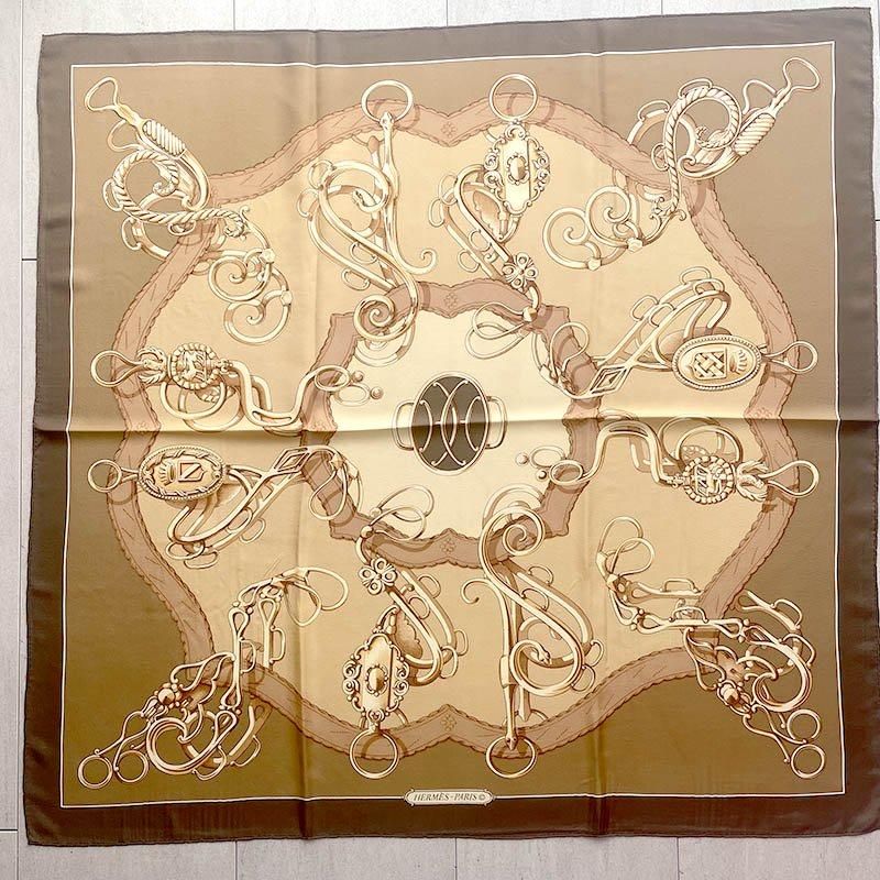 洗練されたエルメス スカーフ カレ90のキャメルブラウン柄