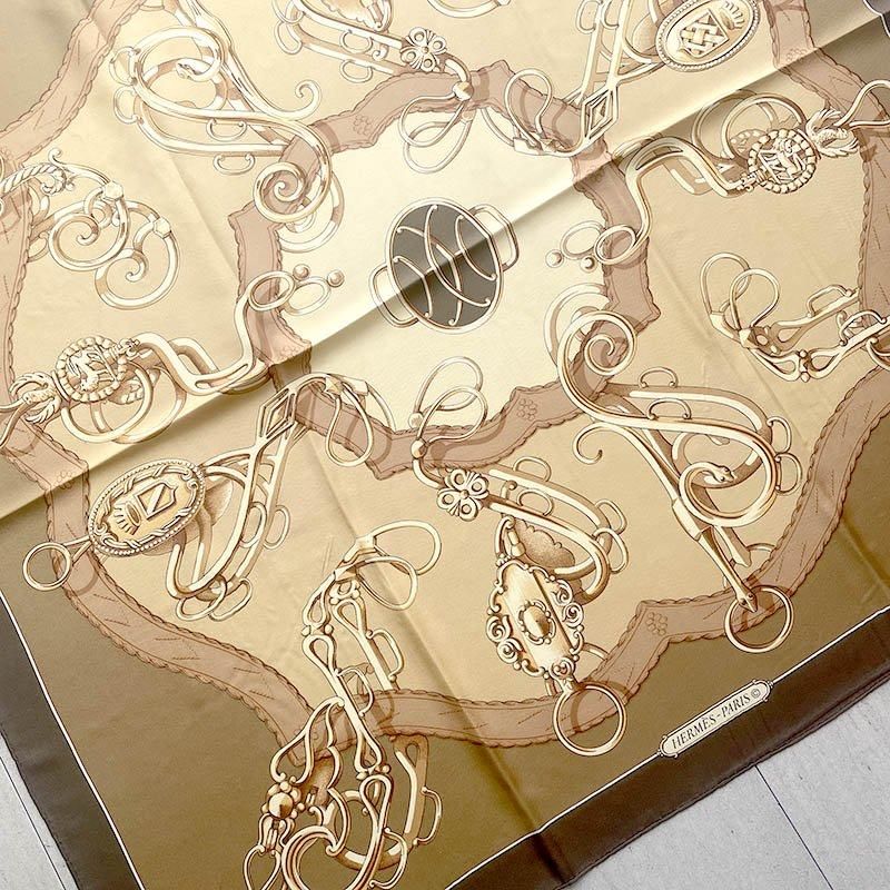 洗練されたエルメス スカーフ カレ90のキャメルブラウン柄