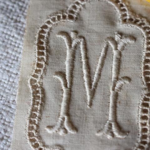 フランス製アンティーク、イニシャル刺繍の素朴な布製品