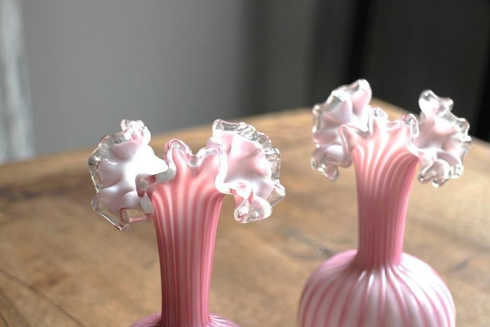 フランス製アンティーク花瓶 ピンクオパリンガラス使用